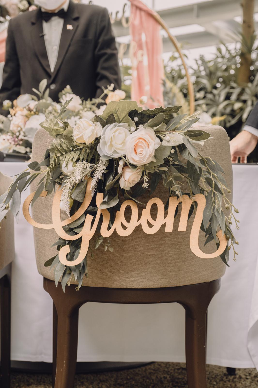 groom chair