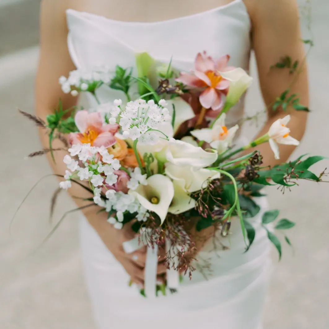 bride holding bouquet